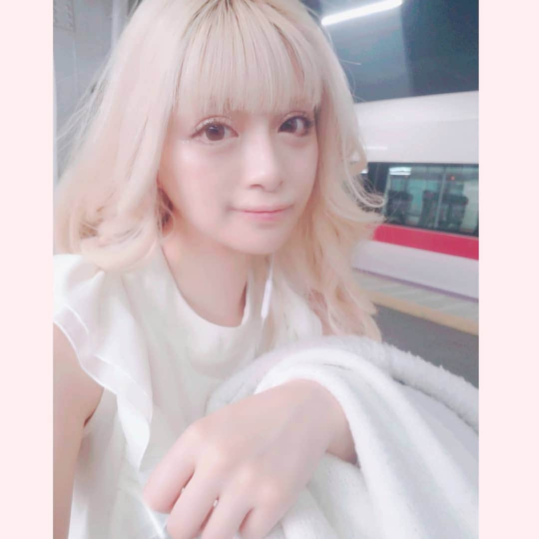 白咲姫香さんのインスタグラム写真 - (白咲姫香Instagram)「寝起きでメイク♡(笑)そして真面目に。決めた！！！私に出来る事を精一杯やるよ。私の全部で受け止めるし、伝える。それしか出来ないから。今日はこれからお仕事です(*^_^*)今日の一日も大切にしたい。私のインスタ見て下さってるみなさんも素敵な一日になります様に♡ここからありがとうを沢山送るよぉ♡こんな私ですが見守ってて下さい♡私もっとしっかりします！！！♡♡♡♡♡♡♡♡♡♡♡ ------スケジュール------ 【9月8日フジテレビ『ものまね紅白歌合戦』出演】♡♡♡♡♡♡ 【小岩HIT PARADE】2月23日(金)♡♡♡♡♡♡ 【歌芸夢者】 4月6日(金)22日(日)♡♡♡♡♡♡ 【コロッケミミックトーキョー】 4月1日(日)14(土)♡♡♡♡♡♡ . . . ☎【お仕事のお問い合わせ先はコチラ】☎ 社名:一般社団法人エンターテインメントカンパニー 《住所:東京都渋谷区本町1-7-16》 ♪TEL:03-3375-4588 ♪FAX:03-3375-4577 ※Eメールアドレス→etc.axl@gmail.com------- . . . . #myself#感謝#芸能#talent#芸能人#小悪魔ageha#モデル#タレント#Lolita#model#Princess#天使#angel#Barbie#cute#りぼん#美#美容#pink#ピンクヘアー#doll#beauty#お洒落#個性的#原宿系#女の子#ファッション#可愛い　ものが大好き#sweet」4月22日 17時53分 - himeka_shirosaki