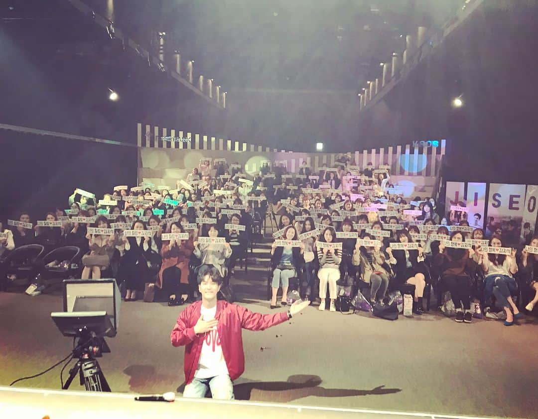 キム・ジソクのインスタグラム：「. 보석상자는 사랑입니다❤️ #매년 생일을 함께💚 #같이공연해준박경💜 #서프라이즈하석진💛 또 준비해주시고 함께해주신  그 밖에많은 분들 정말정말 고마워요!!🤘😍🤘 우리 같이가자구요 쭉🙌🏻」