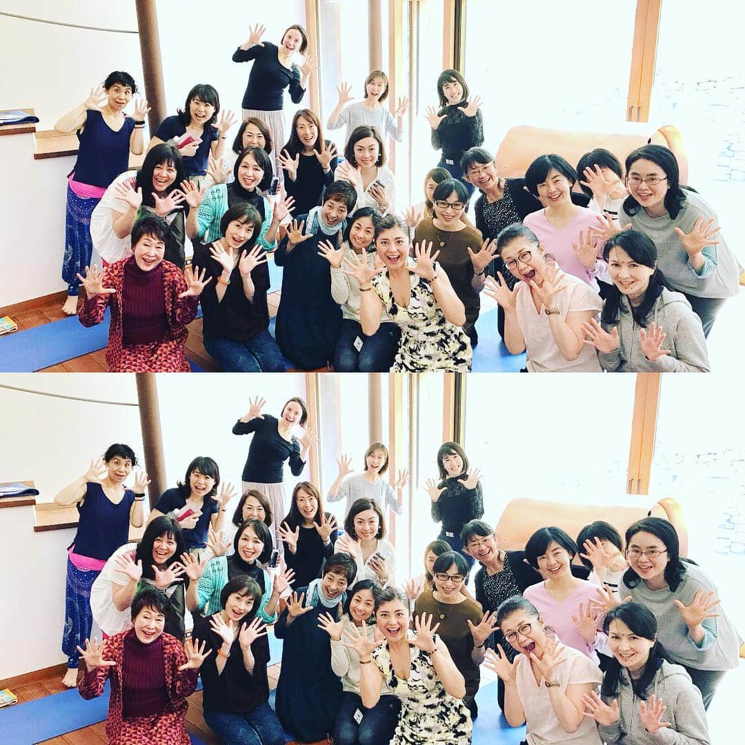 間々田佳子のインスタグラム：「北海道@札幌 なんとも素敵な空間にて 顔ヨガをさせていただきました！ みなさんの笑顔がとてもキラキラ 素敵なチャンスをありがとうございました。 私が一番楽しんでしまいました！  #間々田佳子 #アミカ #顔ヨガ #顔ヨガ北海道」