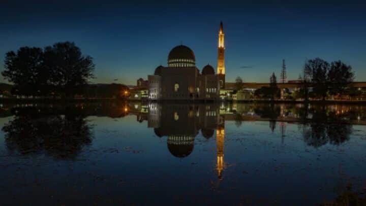 Canon Asiaのインスタグラム：「"This timelapse was the result of almost 400 photos and two hours of waiting. This mosque is Masjid As-salam in Puchong, Selangor, Malaysia and it's wildly popular with photographers from the region. One look at the colours and you can see why. The bold colours you see are all natural and simply mesmerising when captured in the reflecting pond." Timelapse captured by @ajibrahim.  Shot on the EOS 5D Mark II with the EF24-70mm f/2.8L USM at 24mm, ISO 800, f/11, 10s interval.  #canonasia」