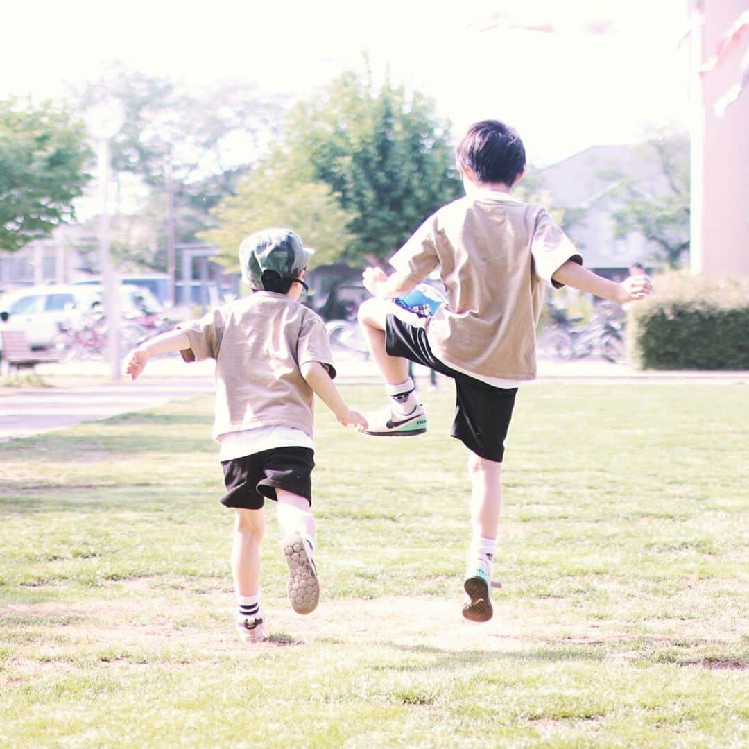 田中亜希子さんのインスタグラム写真 - (田中亜希子Instagram)「今日の公園はサッカーを⚽️ 思いっきり蹴れて楽しかったね！  公園でよく遊んだお休みでした☺️ #息子#サッカー#公園#小学生男子 #ママ#休日#休日の過ごし方 #家族#男の子ママ」4月22日 19時58分 - akiico
