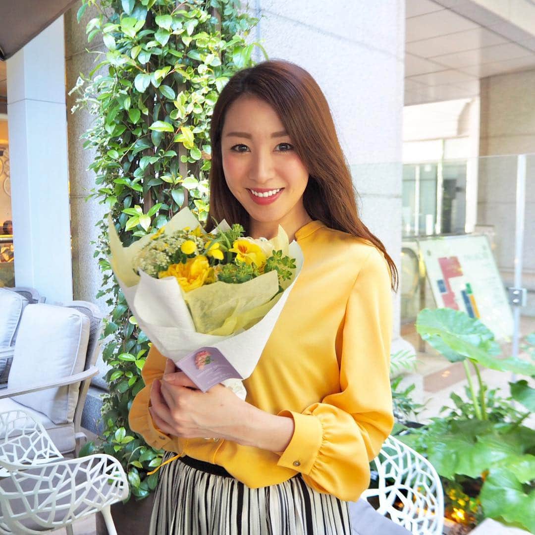 杉下理世のインスタグラム：「今日は仲良しのみんながお誕生日のお祝いをしてくれました💐💛 この歳になってお誕生日はおめでたくないと、やり過ごそうとしていたけど、 今日集まってくれているみんなを見た時は、本当に嬉しくて幸せな気持ちでいっぱいになりました🙈💓 だからやっぱりお誕生日はとても幸せな日だなと改心させて頂きました😂❣️ 毎年こうやってお祝いしてくれる、心優しく温かい友達が周りにいてくれること💛 本当にありがたいです😭💕 頂いた愛は、何倍にもしてお返ししていきたいと思います💕 本当にありがとう❤️✨ #thankyou #ありがとう #お誕生日 #お祝い #celebrate #friends #仲良し #happiness #幸せ #黄色」