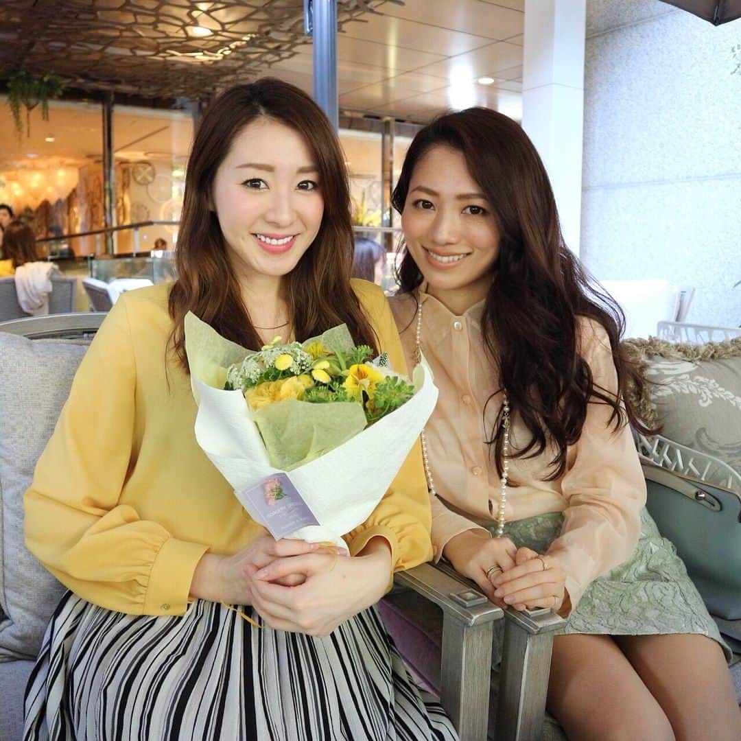 のインスタグラム：「. @rise_karsee のお祝いでザストリングス表参道へ🥂 偶然にも用意していた花束とリンクしたお洋服でなんだか嬉しい🌼 久しぶりにみんなに会えて楽しかった☺️💕 素敵な一年を。。。💓 . . #hbd #happybirthday #birthdaygirl #thestringsomotesando #お誕生日 #お誕生日おめでとう #祝 #パーティー #表参道 #表参道ランチ #ザストリングス表参道 #ありがとうのある暮らし」