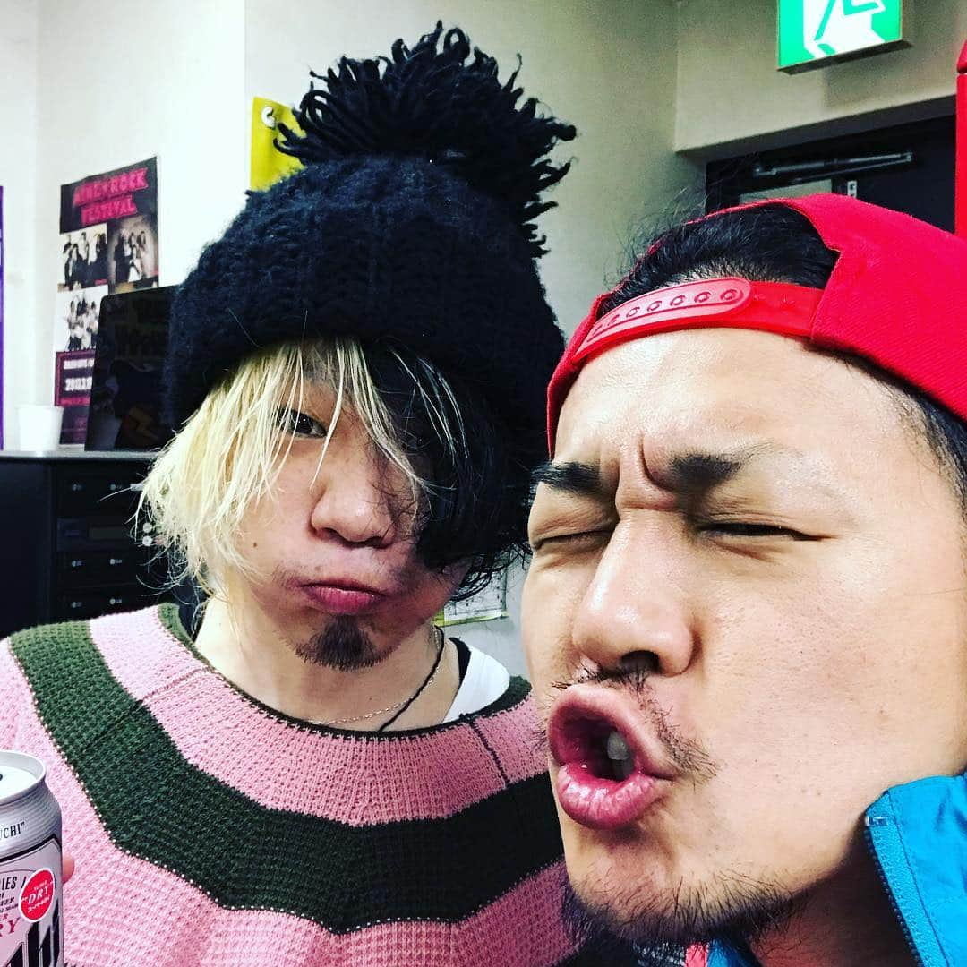 Kuboty さんのインスタグラム写真 - (Kuboty Instagram)「時間差投下。 四国の思い出。 ロットンかずおみさんをギタリストして作曲家として人としてウルトラ尊敬してます。 ツアー4本を一緒に回らせていただき、沢山の事を学びました。 おれは今猛烈にギター練習に燃えている。」4月22日 23時48分 - kuboty666