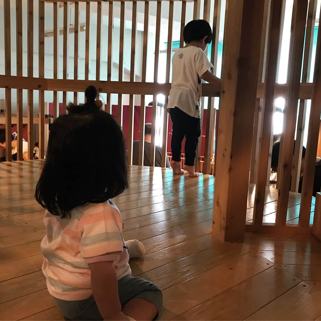 門脇舞以さんのインスタグラム写真 - (門脇舞以Instagram)「木の匂い #4歳5ヶ月 #1歳2ヶ月 #東京おもちゃ美術館 #ブリキの船」4月23日 0時21分 - kadomaita