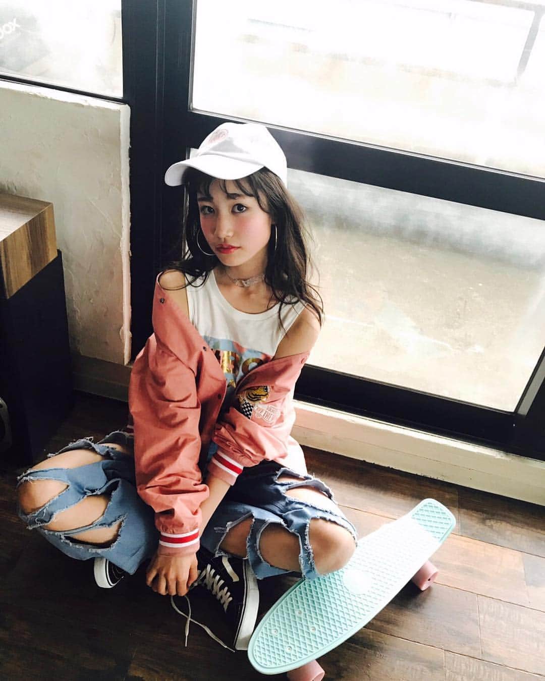 ニコ☆プチのインスタグラム：「😭💖 今月のプチモ連載にはネネが登場！！ ドッキリもありつつ、炎の3番勝負にチャレンジしてもらったよ。。！！ ストリートなおねね、どうですか？😚 #ニコプチ#山内寧々#美少女のストリートほど可愛いものはない#これで12歳#美しすぎる12歳」