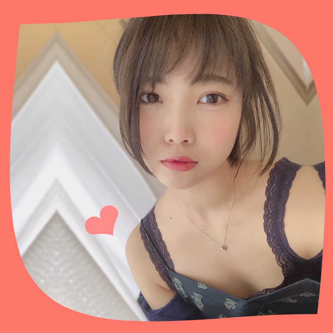 のインスタグラム：「しっかりメイク🦊スワイプし続けると 動画あるよ！ ファンの女の子がくれた #フーミー のマルチグロウスティック、死ぬほど使えるので感謝を込めての投稿です😢🌸鼻が低めなのでいつもデーモン小暮閣下ばりにハイライトとノーズシャドウを入れてたのですが、マルチグロウスティックを鼻筋に入れるだけでつやつやしてくれてメリハリがでるし近くで見られても大丈夫（あからさまな鼻高メイクしてるように見えない！）Lv.UPした気分です。。アイシャドウベースとしても使ってます。バズり中の #フローフシ #lip38 #スワール もラメのやつがスーパー汎用性高いので、売り切れ相次いでるけど見つけたら買うべし… #突然コスメレビューする #女の子そんなに見てないと知りながら自己満足アンドコスメくれたり聴いてくれる女の子たちへの私信です #男性諸君はただまこりん可愛いよって言ってくれればいいよ ♥️ #makeup #メイクアップ #cosmetics #elegance #エレガンス #helenarubinstein #ヘレナルビンスタイン #addiction #アディクション #WHOMEE #フローフシ #swirl #春メイク #コスメレビュー #まこまこ動画」