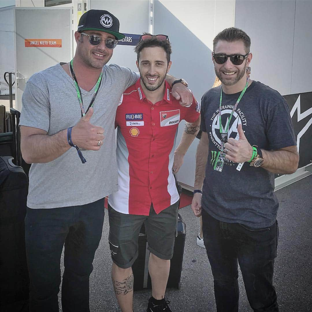 テイラー・キニーさんのインスタグラム写真 - (テイラー・キニーInstagram)「Good to see you @andreadovizioso @cota_official  Best of luck this season brother. #americasgp #motogp #cota」4月23日 9時00分 - taylorkinney111