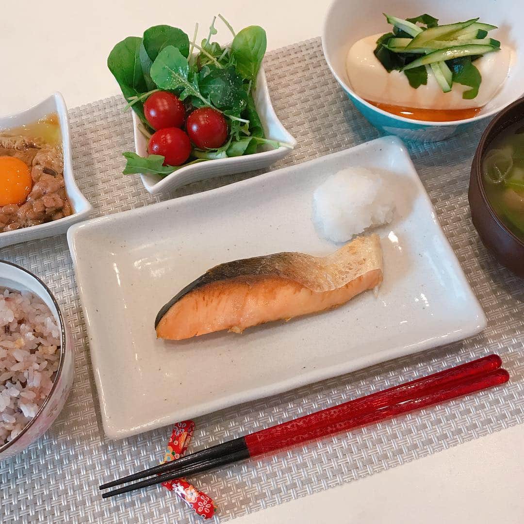 元井美貴さんのインスタグラム写真 - (元井美貴Instagram)「朝ごはんちゃんと作ろう週間。飛騨高山で買って来たお箸と箸置きですー #朝食 #desayuno」4月23日 9時39分 - mikimotoi