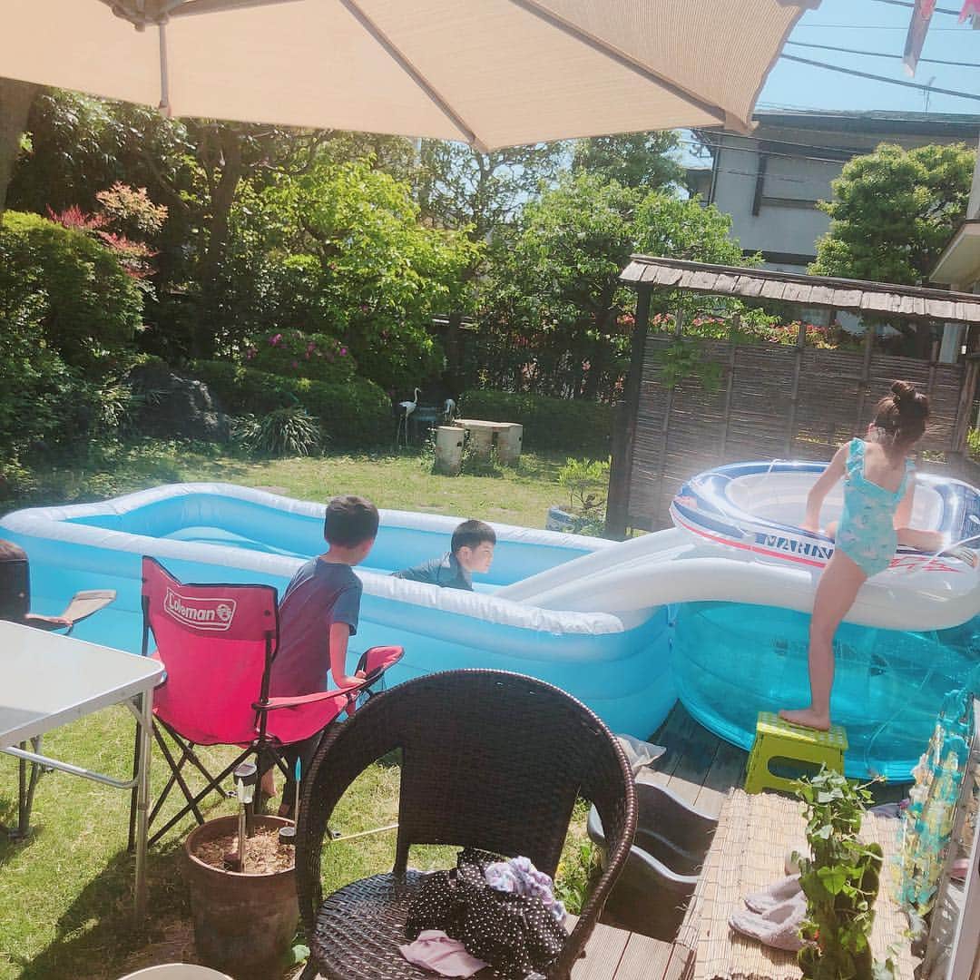 森下千里のインスタグラム：「. 遠くの親戚。近くの他人。 と、先輩。 . . みんな支え合って生きている。 . . #sunday #pool #夏みたいな日 #happy #すごい #life」