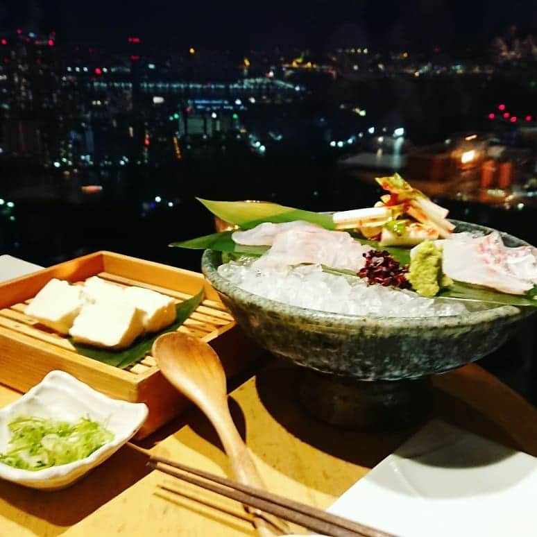 滝香織さんのインスタグラム写真 - (滝香織Instagram)「#ミュージカル のあとは、友人が店長をやっているお店で#お食事 ♪ #カレッタ汐留 にある#響 #レインボーブリッジ も#東京タワー も見えて、#夜景 が#きれい でした(^_^) #お料理 も美味しかった～♪ #しめ の#土鍋 で炊いてくれる#ご飯 も嬉しい！！ #GW 中の5日には、#マグロの解体ショー をやるそうですよ。 ご興味あるかたは、ぜひ☆  #skyrestaurant #hibiki #diningkitchen #bar #汐留 #新橋 #tokyo #白米 #肉 #魚 #野菜 #豆腐 #真鯛 #instagood #インスタ映え #響カレッタ汐留店」4月23日 12時35分 - kaorin_taki