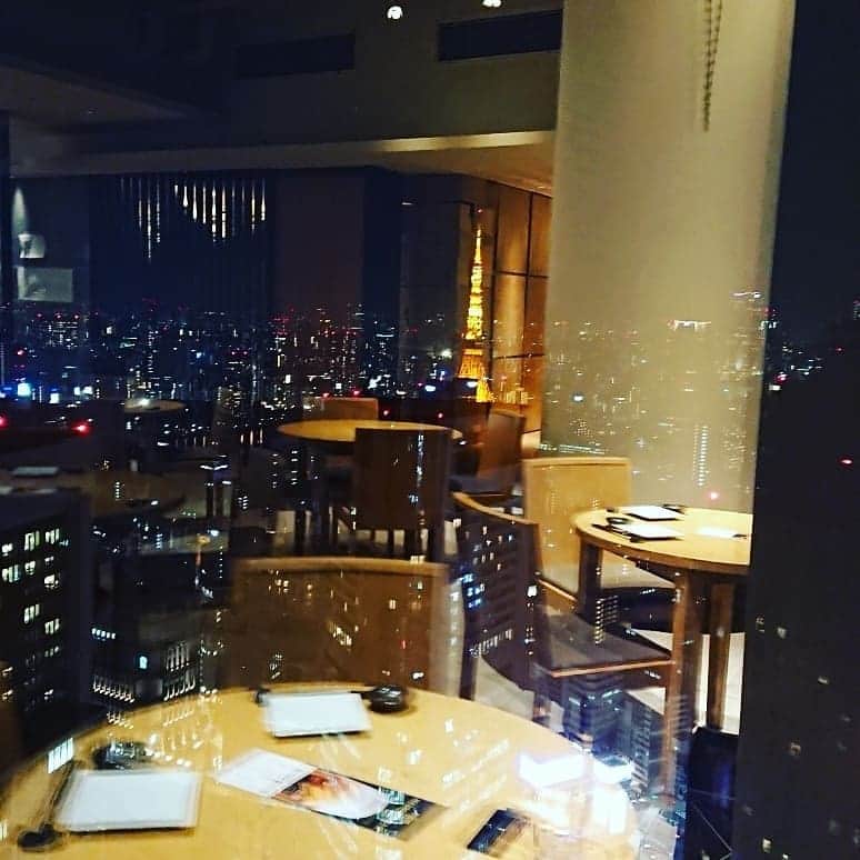 滝香織さんのインスタグラム写真 - (滝香織Instagram)「#ミュージカル のあとは、友人が店長をやっているお店で#お食事 ♪ #カレッタ汐留 にある#響 #レインボーブリッジ も#東京タワー も見えて、#夜景 が#きれい でした(^_^) #お料理 も美味しかった～♪ #しめ の#土鍋 で炊いてくれる#ご飯 も嬉しい！！ #GW 中の5日には、#マグロの解体ショー をやるそうですよ。 ご興味あるかたは、ぜひ☆  #skyrestaurant #hibiki #diningkitchen #bar #汐留 #新橋 #tokyo #白米 #肉 #魚 #野菜 #豆腐 #真鯛 #instagood #インスタ映え #響カレッタ汐留店」4月23日 12時35分 - kaorin_taki