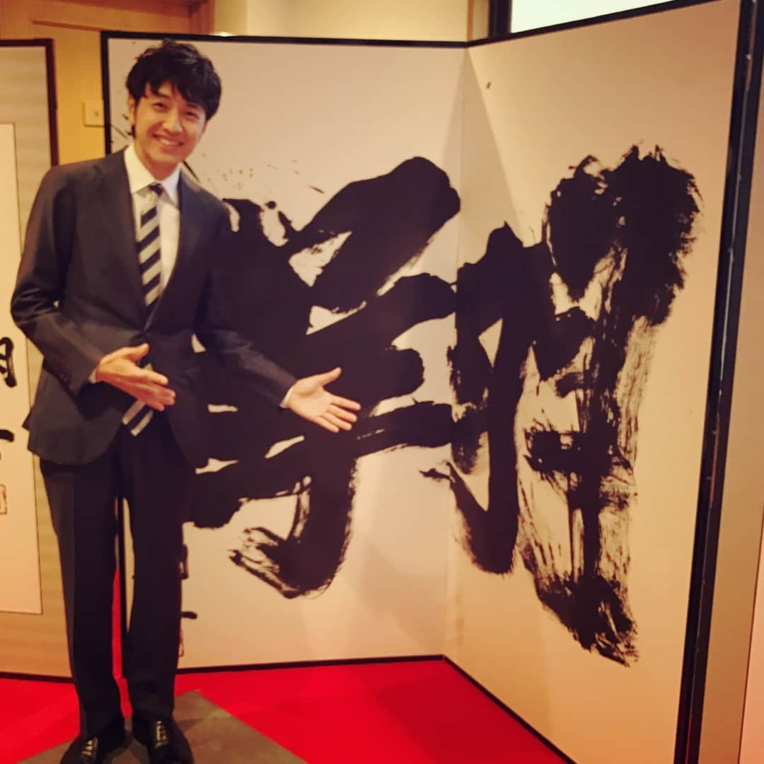 北川悠仁さんのインスタグラム写真 - (北川悠仁Instagram)「お伊勢参り行ってきたよ。 #ゆず #アリーナツアー2018 #BIGYELL  #始まる前に #伊勢参り #正装 #身も心も引き締まる #猿田彦神社 #参拝に行ったら #シングル #翔 #でCDジャケットアートワークに参加してくれた #金澤翔子 さん #の展覧会やってた #彼女の書を見ると #涙が出る #内宮は #やはり素晴らしい #そして #おかげ横丁 #赤福 #赤福氷り #最高」4月23日 13時00分 - yujin_kitagawa