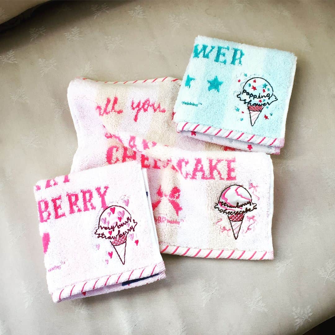 Cocoonistさんのインスタグラム写真 - (CocoonistInstagram)「バッグに入っているだけで気分があがる❣️ポップでキュートなサーティワン アイスクリームとのコラボアイテム😘ポーチやミラー、ミニタオルなど、毎日使いたいアイテムも💙❤️💗 #Cocoonist #コクーニスト #baskinrobbins #サーティワンアイスクリーム #コラボレーション #ベリーベリーストロベリー #ポッピングシャワー #ストロベリーチーズケーキ」4月23日 14時35分 - cocoonist_official