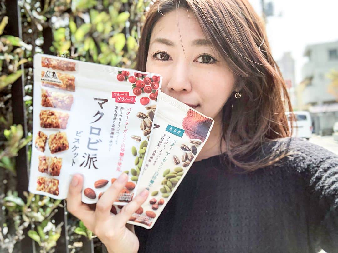 yuu sakuraiさんのインスタグラム写真 - (yuu sakuraiInstagram)「マクロビ派好きで、 よく食べてたら、先日雑誌の記事に載せて頂きました☆ : みんなは、食べた事あるかな？ : チョコとプレーンどっちの味が好み？？ : #マクロビ #マクロビ派ビスケット #美味しい #健康 #ヘルシー #テン菜糖 #いい天気 #クッキー作ろうかな」4月23日 14時47分 - food_yuu