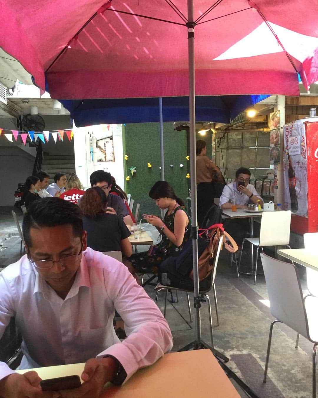 田中輝和のインスタグラム：「ランチはいつも同僚とここでタイ料理。 #ランチ#タイ料理#カオパット#thailand#bangkok#silom」