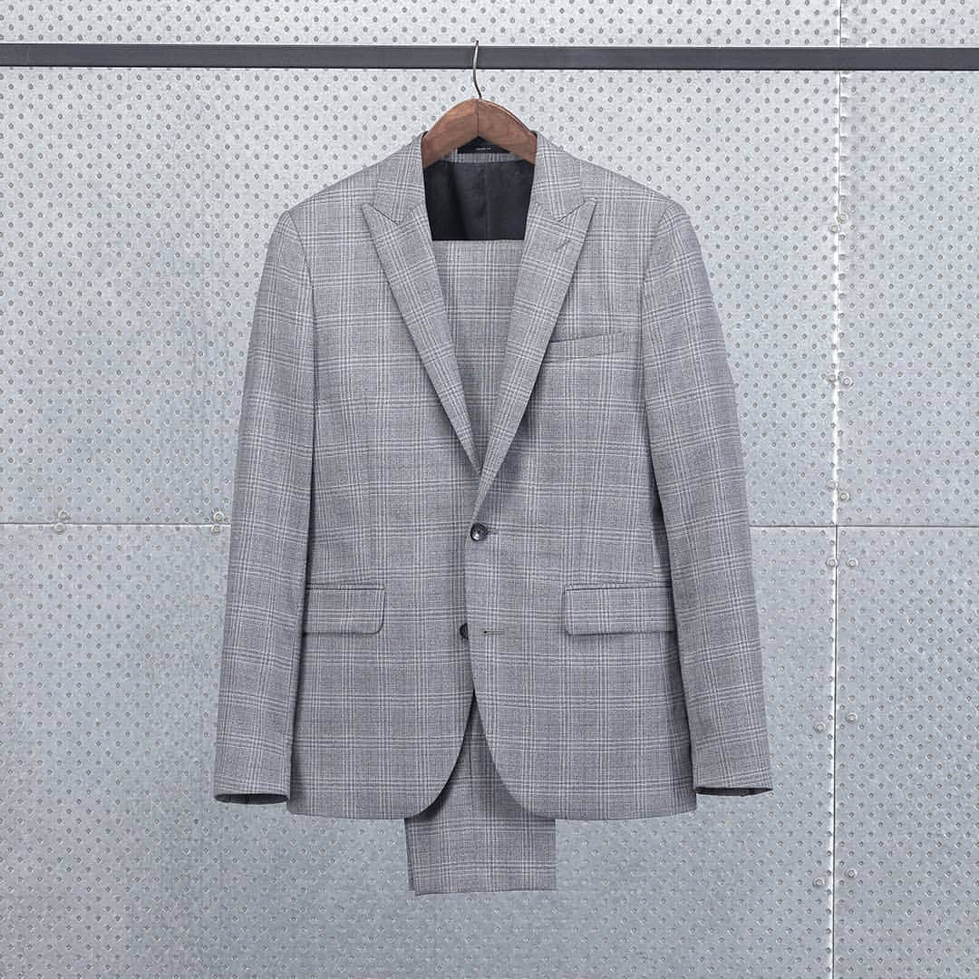 ハーディエイミスのインスタグラム：「Switch up your spring suit style with light grey tailoring. Shop suits from £295 online and in-store at 8 Savile Row. #HardyAmies #SavileRow #Suitstyle」