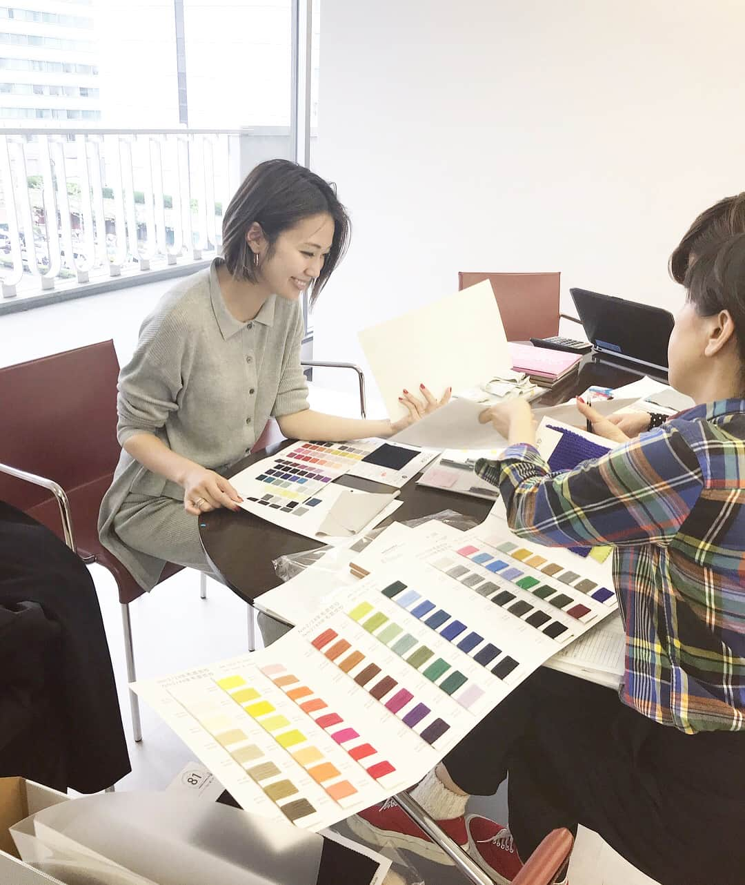 小山田早織さんのインスタグラム写真 - (小山田早織Instagram)「本日はリース＆THE ONE秋サンプルのMeetingです👖👚👗✍️ 私服は動きやすいニットアップ✔︎ #setup...#tokyostylisttheoneedition  #bag...#poloralphlauren  #shoes...#rande  カラーチャートを見てるとワクワクします📊🤩3枚目のお写真は H&Mショールームに置いてあった占い本📚つい熟読してしまいました😎  #ootd#outfit#knitup#knitsetup#小山田私服#ニットセットアップ#ニットアップ#らくちんコーデ#しいたけ占い 🍄#当たるかな 💭」4月23日 18時18分 - saorioyamada