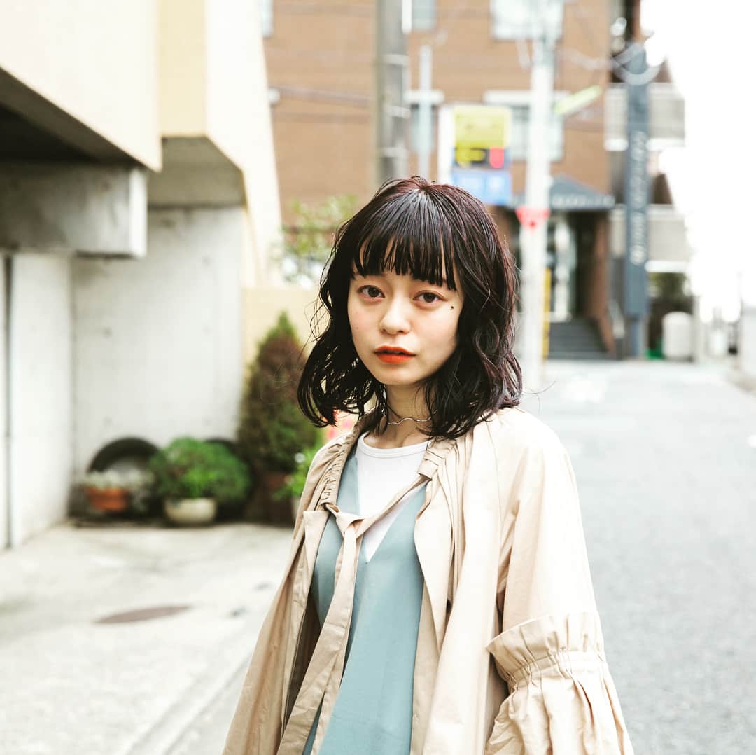 のインスタグラム：「mcguffin_official SNAP  #栗原風花 『KOSE』美容部員 / 21 Instagram : @fuka_pht  DATA: ワンピース「ジャーナルスタンダード」、スニーカー「コンバース」  POINT：ワイドめコートとコンバースの合わせが可愛らしい風花さん。表参道や原宿のサロンはもちろん、住まいのある神奈川方面のサロンでもモデルをするそう。メイク動画をよく見てる原宿・表参道のサロンから引っ張りだこのサロンモデル、彩ステちゃんをシューティン！  Photo:Hisanori Suzuki  #mcguffin#mcguffin2018#マクガフィン#SNAP#ファッション#おしゃれさんと繋がりたい #アパレル#おしゃれ #古着#カフェ#シュプリーム#シュテューシー#ネイバーフッド#ドーナツ#ダブルタップス#ヒップホップ#スティルグッド#ナイキ#サロン#ビームス#ユナイテッドアローズ#ジャーナルスタンダード#原宿#kose」
