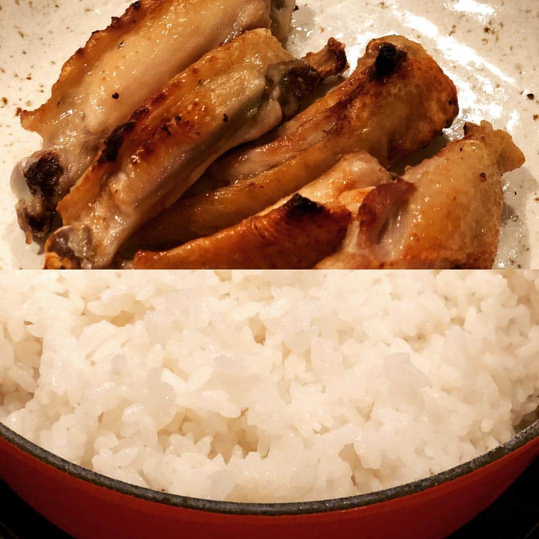 内田恭子さんのインスタグラム写真 - (内田恭子Instagram)「最近ご飯はもっぱらお鍋で炊いてます。時間も早いし、冷めても美味しい！そのせいかこの間久しぶりに炊飯器を使ったら、ご機嫌ななめできちんと炊けなかった（ ; ; ） 上はお友達から教わった簡単鶏スペアリブ。ごま油、塩、おろしにんにくにしばらく漬け込んでグリルで焼くだけ！シンプル、美味、ボーイズ大好き❤  #うちごはん #ごちそうさま #お鍋で炊くごはん #内田恭子 #kyokouchida」4月23日 18時55分 - kyoko.uchida.official
