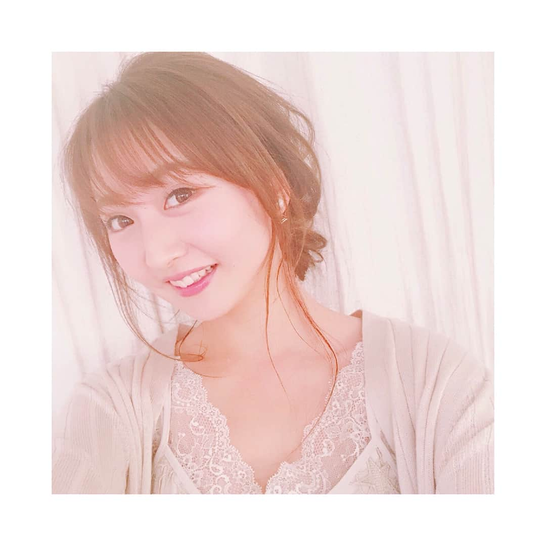 西村笑花さんのインスタグラム写真 - (西村笑花Instagram)「🌻 ・ ・ 発売中の美人百花5月号の付録 AHKAHのヘアゴムを使った ゆるお団子ヘアアレンジのやり方がUPされました❤︎ 👉 @bijinhyakka ❤︎ ぜひやってみてね〜😆✨ 私も自分でやってみようっと✊🏻💓 #ヘアメイク #甲斐美穂 さん #ヘアアレンジ #ゆるお団子 #お団子ヘア #美人百花 #AHKAH #hairarrange #kawaii」4月23日 18時51分 - emika_nishimura