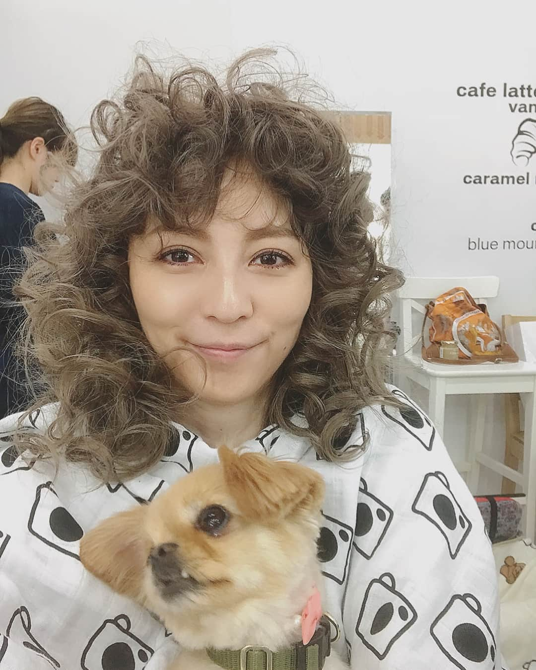 香里奈さんのインスタグラム写真 - (香里奈Instagram)「Kuru kuru curly hair obasan 😎 🌀💫 This hair style is preparing for next cut . Not perfect yet 👶  hahaha〜  これはパーマじゃないよ、 巻いているんだよ、 完成形なわけじゃないよ、 このあと、 Storiesに載せた たけのこの里に繋がっていったりするわけ、 @kibeburu  にやってもらったよ、 いつもありがとうね、 気になる方は 5月売りの7月号のGINGERを見てね、 まだ1カ月位あるけどね、 忘れないでよね、 よろしくね！ ちなみに、一緒に写っている可愛いコは、 @kibeburu の愛犬 ぽちょ だよ、 やっぱり犬はかわいいよ🐩  #iamkarina  #itisnotfake #forreal #curlyhair #notperfectyet  #ginger #dog #チワワ  #小さいけど毛がもこもこしてないから扱いなれていない #トイプードルしか飼ったことない #lovedog #nodognolife  #香里奈 #karina #G香里奈 #gkarina #japanesemodel #富取正明 #PARCO #shibuya #渋谷 #nagoya #名古屋 #tgc #gambit #gifmagazine #gladd #hongkong #香港  #kitec」4月23日 19時15分 - karina_official_221