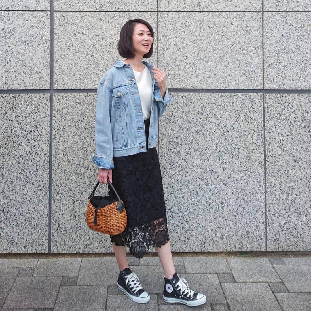 gayo01のインスタグラム：「アウターは とっとと着よう大作戦😂☀️ . outer... #levis (new)  tops... #uniqlo (new) bottoms... #antiqua (new) bag... #cattleyasacs  shoes... #converse . #ootd #outfit #fashion #coordinate #locari #converseallstar #sneakers #uniqlostyling #リーバイス #Gジャン #ユニクロ #レーススカート #カゴバッグ #コンバース #スニーカー #大人カジュアル #プチプラ #プチプラコーデ #シンプルコーデ」