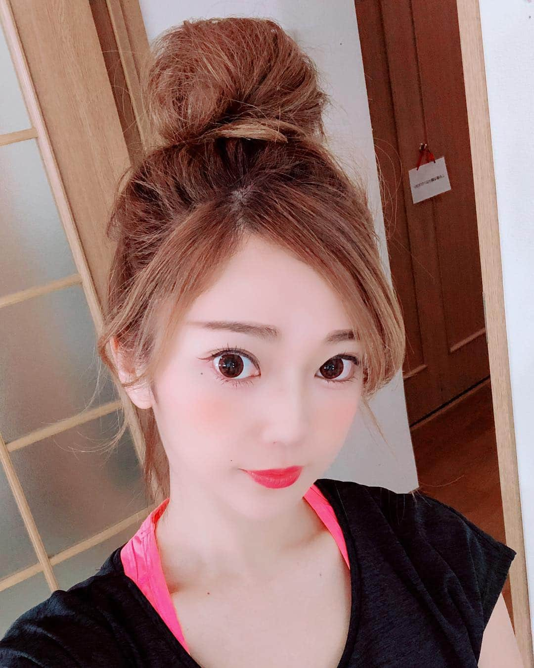 ブリリアントヘアー?フリーサロンSさんのインスタグラム写真 - (ブリリアントヘアー?フリーサロンSInstagram)「お団子ヘアー  #ブリリアントヘアー#コードレスヘアーアイロン#brillianthair#コードレスブラシ#充電式#いつでもどこでも#ふわふわ#ふわふわヘアー#コンパクト#コードレス#20mm#ナイロンブラシ#ボリュームアップ#ウェーブ#ストレート#軽い#usb#美意識#男性にも#アンバサダー#一鷹杏奈」4月23日 20時39分 - brilliant_hair_official