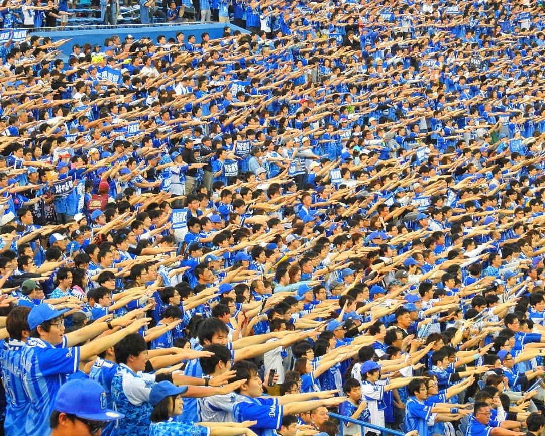 kazumaさんのインスタグラム写真 - (kazumaInstagram)「.. . This is Baseball Cheer⚾ . ✋✋✋✋✋✋✋ ✋✋✋✋✋✋✋ ✋✋✋✋✋✋✋ . . 神宮球場はポールの内側から外野まで柵もなくひと続きだから、応援が一体となるので迫力がものすごい。 . . すっかり人気球団となったベイスターズ。 ベイスターズの主砲、筒香嘉智の応援は本当にすごい❗ . . 個人的には空いてる神宮が結構好きなのだけどもʬʬʬ . . . #横浜denaベイスターズ  #野球応援 #遅ればせながら . . . . . . . . . . . . . . ————————————————— #igersjp #team_jp_ #instagramjapan #icu_japan #ink361_asia #土曜日の小旅行 #instadaily #igrecommend  #lovers_nippon #picture_to_keep #FreedomThinkers #jp_gallery_member #プロ野球 #東京カメラ部 #tokyocameraclub #indies_gram #reco_ig #instagood #huntgram  #huntgramjapan #japan_daytime_view_ #art_of_japan_ #ig_photooftheday #ファインダー越しの私の世界 #カメラ好きな人と繋がりたい #baseball ————————————————— . . . . . . .. ...」4月23日 21時02分 - kazuma612