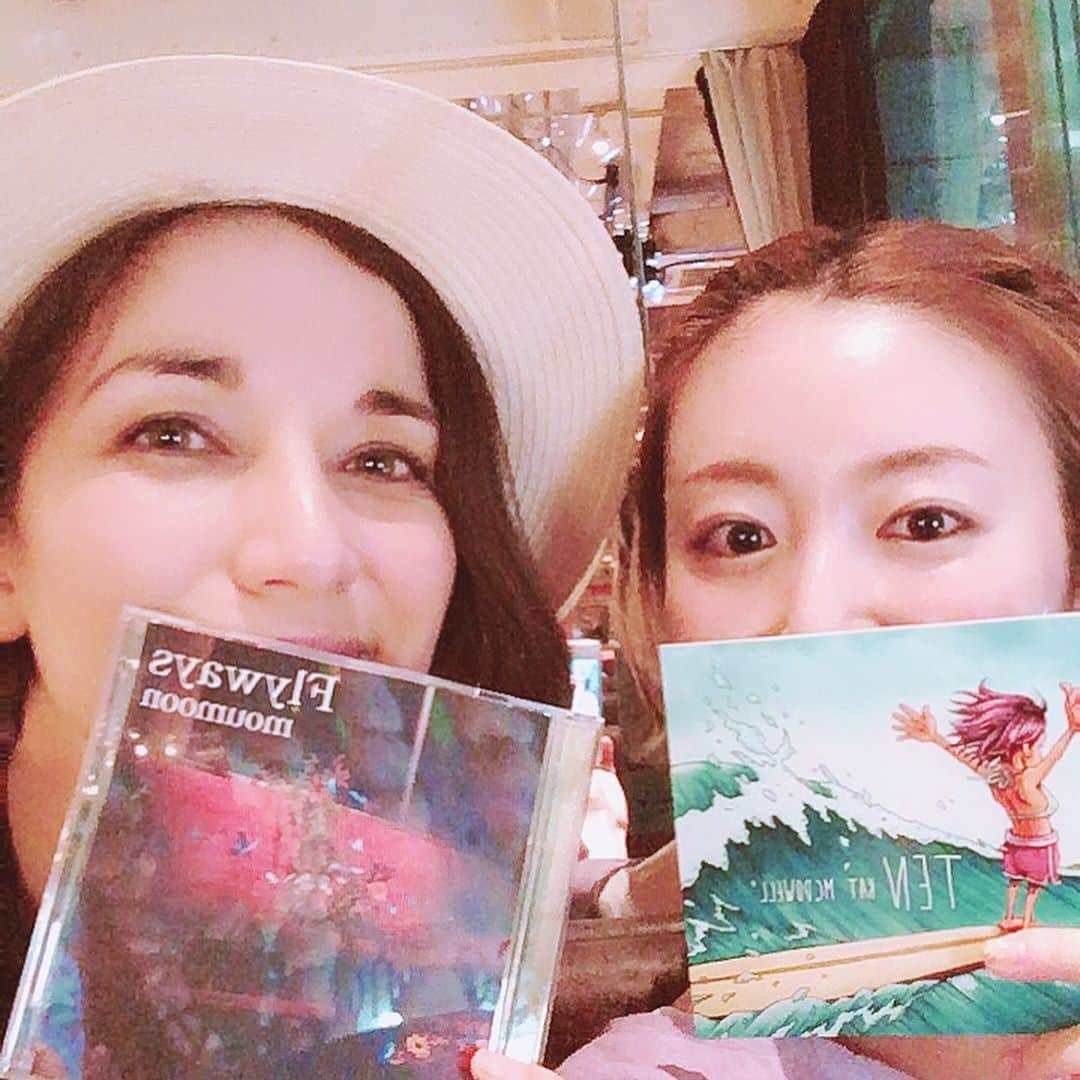 YUKA さんのインスタグラム写真 - (YUKA Instagram)「ひさしぶりだねKAT😻 @katmcdowell のNew Album 「TEN」と、moumoonの「Flyways」を交換♡ 互いに、10周年おめでとう！ #Welcomeback #Candle #TEN #やっとあえた！ #moumoon #Flyways」4月23日 21時53分 - yukamoumoon