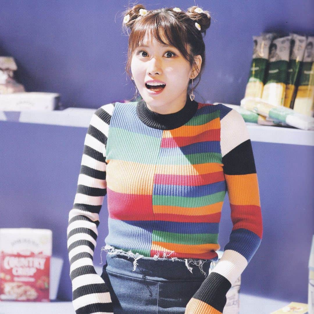 モモさんのインスタグラム写真 - (モモInstagram)「[Scan] #모모 - 180423 Merry & Happy Monograph MV Making | © - ztothek #트와이스 #모모 #平井もも #もも #TWICE」4月23日 22時03分 - momojype