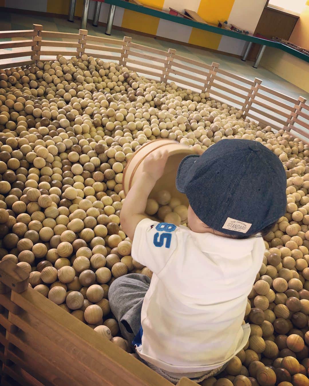 釈由美子さんのインスタグラム写真 - (釈由美子Instagram)「木のおもちゃコーナーでは 木でできたボールのプールで遊びました🎶  木のぬくもりが優しくていいですよね☺️💕 ツルツルする手触りや木の音が新鮮だったらしく、息子も喜んでました😂」4月23日 22時37分 - yumikoshaku