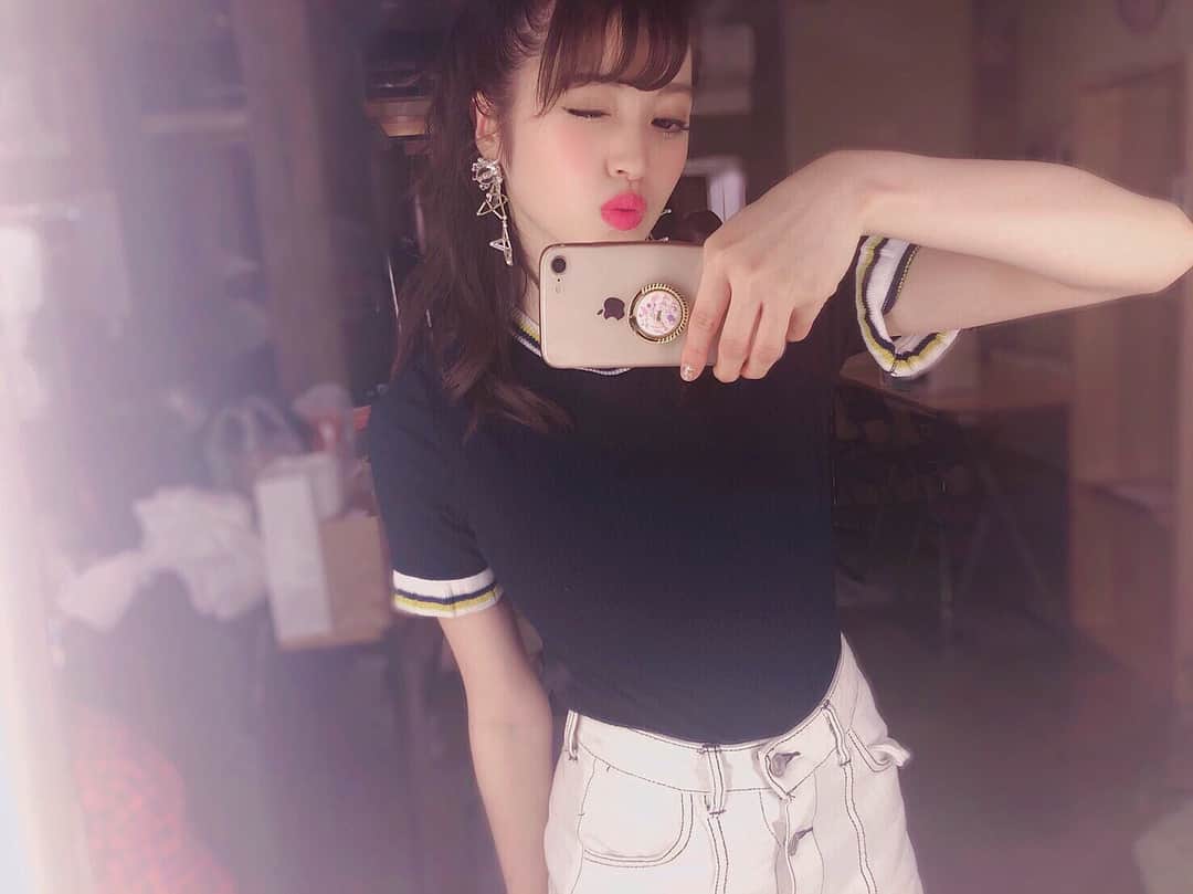 のインスタグラム：「今日はLIVEの日🎤♥️ 見に来てくれた人 ありがとうございました😊 これからも、もっともっと楽しんでもらえるLIVEつくり頑張ります。たくさんの人に笑顔を届けたい。 また見に来てください☺️💓 #cherrsee #artist#fashion#live#keepsmiling」