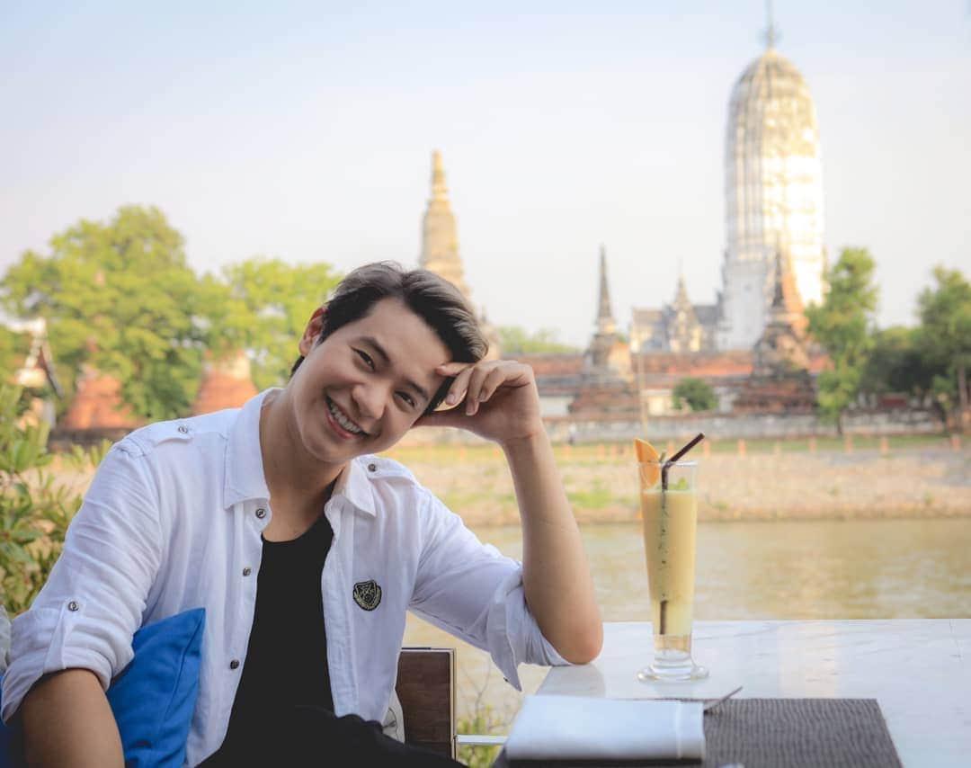 アイス・サランユーのインスタグラム：「ลองยิ้มให้ตัวเอง กว้างๆทุกเช้าตอนลืมตาตืนนอนดิ😁 เริ่มต้นวันด้วยรอยยิ้ม😁 จะได้ยิ้มๆไปทั้งวัน (ไม่ว่าต้องเจออะไรสถานการณ์ใดๆ) #สนับสนุนให้มองโลกในมุมบวก❤ #SalaAyutthaya  #วัดพุทไธศวรรย์  #เที่ยวละไมกับไอซ์ศรัณยู 📷 By @nuibehind」