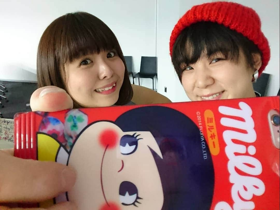 山田愛実さんのインスタグラム写真 - (山田愛実Instagram)「. . 生テレ本日で最終回です。 ということで . . 4/24(火)19:00～4/25(水)5:00 「TEAMBANANA山田のイイ意味で言うと…感謝の10時間配信」 . . 19:00～ ゲストを探す配信 今まで出てくれた方や呼びたかったけど呼べなかった方に電話して、配信中にどうにか来てくれと頼みこみます。 . 20:00～ 美笑女の配信 昔「美笑女図鑑」という番組に出ていたメンバーで配信です。 光永、岡田萌枝、もりりか、そしてこじらせハスキーさんがきてくれるかもです。 . 22:00～ 絶対に死なない配信 たばふじ藤本、こやつタイム、ランパン寺内と4人でお酒を飲みながら、世間話や恋愛の話や普段死なない為にやっている努力の話をします。 . 24:00～ 生テレ最後の配信 朝5時まで大打ち上げ。 そして斎藤Pの送別会です。 . . 平日の夜ですが、皆さん無理ない程度に、お付き合いください！ . #生テレ #最終回 #みてね #写真全然撮ってなくてほとんど24時間配信 .」4月24日 11時16分 - teambanana_yamada