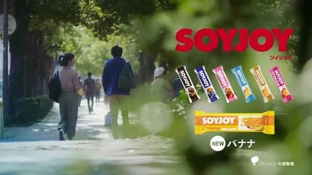 ソイジョイ【公式】のインスタグラム：「SOYJOY CM | 「夫婦でジム」篇　30 秒 . お互いの健康を思いあう、夫婦の日常を描くＣＭシリーズの第２弾です。 夫の運動不足に気づき、ジムに連れ出す妻。 妻の思惑に気づく様子もない夫は、最初はイヤイヤついていくものの、 ひと汗流すと清々しい気分になって、満足げにSOYJOYを食べる。 それを見て、しめしめと微笑みながら、妻もSOYJOYを食べる。 運動した後の間食にも。SOYJOYのある、 ささやかで幸せな日常の１コマを描いています。 #ソイジョイ」