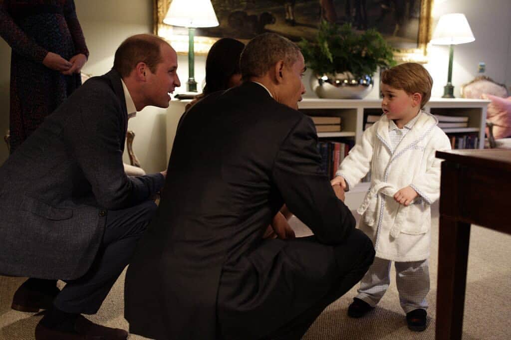 ミシェル・オバマさんのインスタグラム写真 - (ミシェル・オバマInstagram)「Barack and I are thrilled to congratulate The Duke and Duchess of Cambridge on their newest arrival! We hope to meet him soon for a Kensington Palace pajama party. I’ll wear my robe!」4月24日 6時19分 - michelleobama