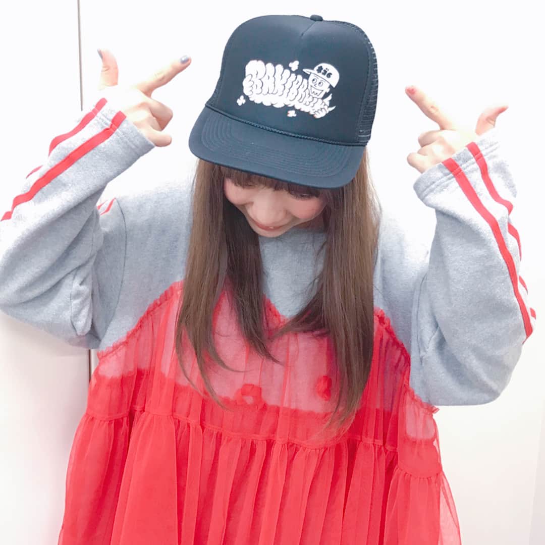 ぱいぱいでか美のインスタグラム：「帽子大好き〜 ネゴシックスさんのキャップ可愛いやろ✧ #cap #帽子 #ネゴシックス さん 🙂🙂🙂 ストーリーにもちょっと前に載せたけど ネゴシックスさんとお会いする機会があって その時にキャップ頂きました💫 可愛いし帽子大好きだから嬉しかった、、ありがとうございます☺️💕 ネゴさんのイラスト、ポップで可愛いからラインスタンプも持ってます✌🏻 3枚目のが一番使うやつ🔥 服は着すぎなくらい着ているキャンスパと高橋愛さんコラボのワンピース🍓」