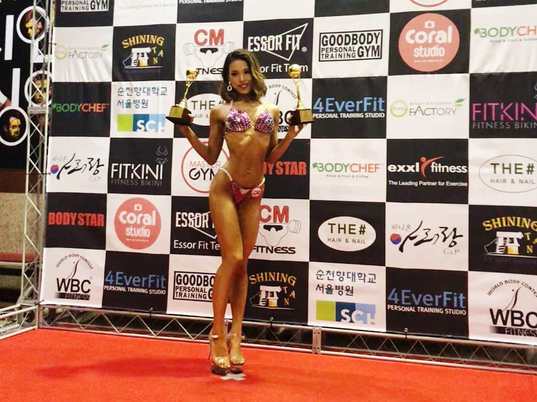 川戸沙羅さんのインスタグラム写真 - (川戸沙羅Instagram)「WBC fitnessへの再チャレンジ🔥  結果は、 Sports model 3位入賞🏆 Ms.Bikini 5位入賞🏆 でした‼️ 応援をしてくれた皆様に心から感謝しています✨ ありがとうございました😊  去年出場した時は、 Ms.Bikini部門では入賞出来ず💦 今回こそは！と思っていたので、1つ目標を達成出来ました⭐️ まだまだ上位を目指したい。 1位の身体の壁を感じます。 思う事は色々ありますが、兎に角ステージを楽しむ事が出来ました😊✨ 身体の成長点とステージングを褒めて貰えて嬉しかった🎵  減量終盤から、減量明けのトレーニングが楽しみで仕方なくて、、、次なる目標へ🚀 (3つ目の動画ポーズがイマイチわからなくてニコニコしながら少々不自然な行動に注目😂正しい形がわからなかったw)  #bodymake #workout #training #fitness #fitnessmodel #fitnessmotivation #fitnesswear #diet  #wbc피트니스 #피트니스 #운동하는여자 #헬스  #ワークアウト #トレーニング #フィットネス #フィットネス女子 #筋トレ女子 #ダイエット #美脚 #美尻 #女性パーソナルトレーナー #ボディメイク #フィットネスウェア #フィットネスモデル #フィットネスビキニ」4月24日 9時40分 - sara_shirasawa