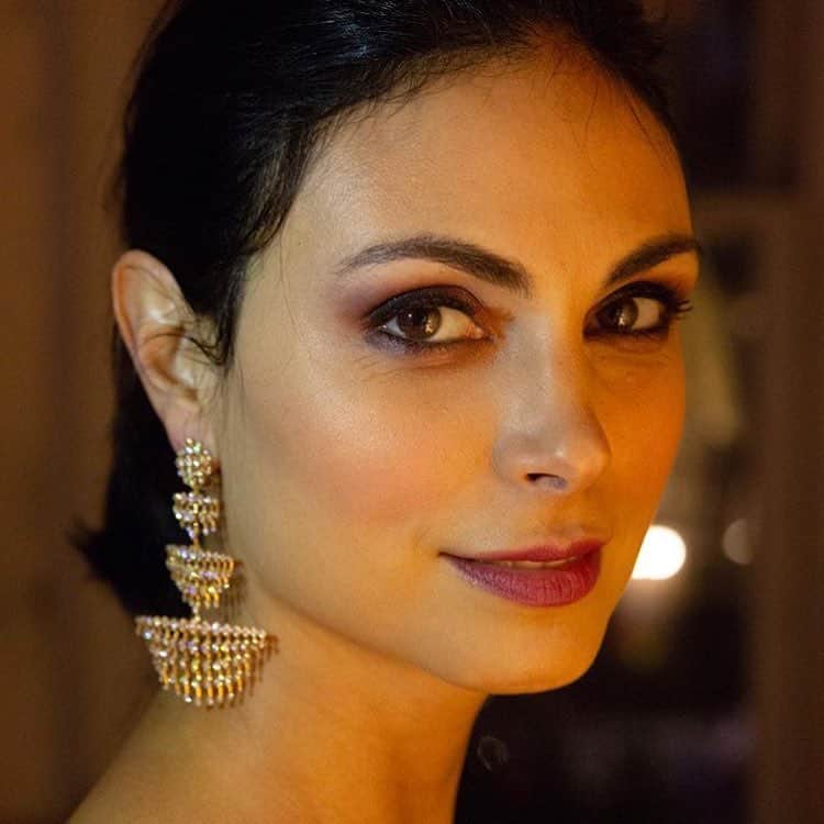 のインスタグラム：「shes stunning ❤️ Follow @baccarin.morena (me) for more! @morenabaccarin #morenabaccarin #leethompkins #gotham #vanessacarlysle #copycat #deadpool #batman #lesliethompkins #brunette #actress #model #beautiful #gorgeous #stunning #marvel #dc #photography #photoshoot #firefly #inaraserra」