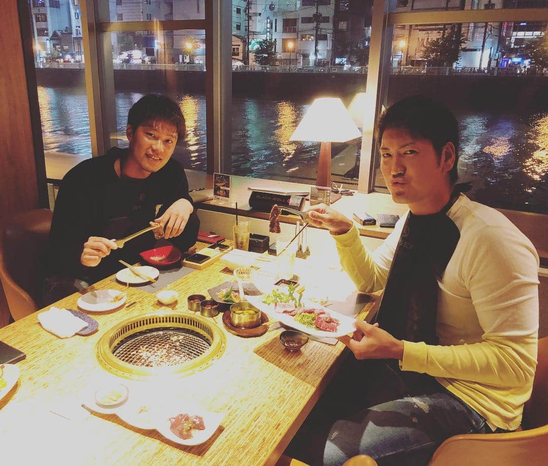 笠原大芽のインスタグラム：「中洲の川を背景に焼肉😎 #岩嵜翔 #笠原大芽 #焼肉 #明日からまた頑張ります💪  #3150」