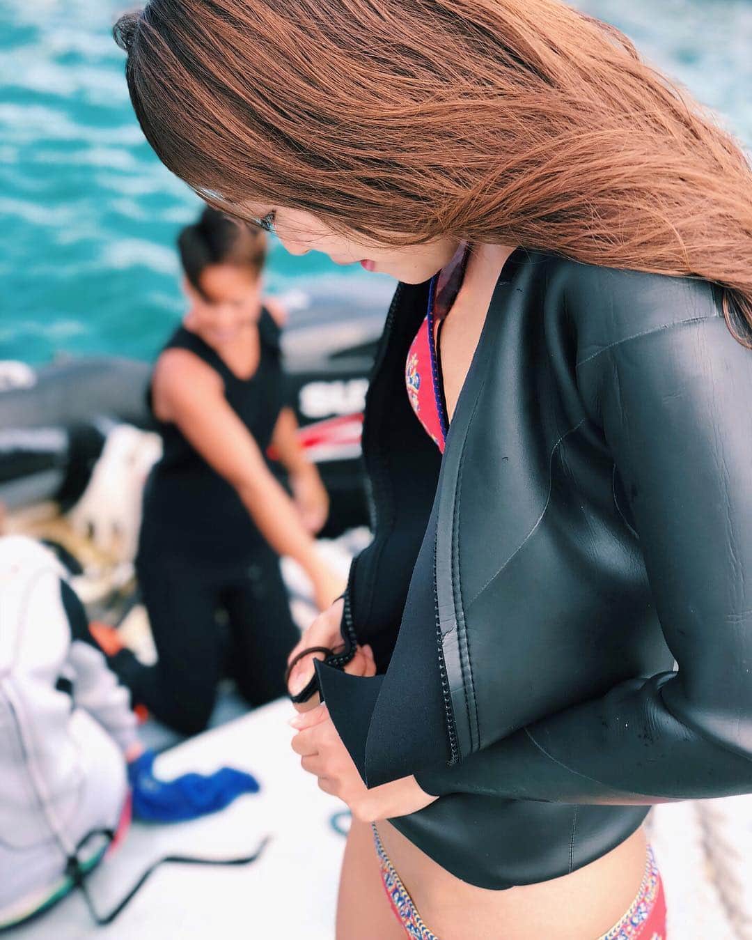 澤井玲未のインスタグラム：「朝から船で沖に出てシュノーケリング🧜🏼‍♀️ 1時間潜って休憩して30分珊瑚礁の周りを散策🐠💦✨ なんと、会えると思っていなかったウミガメにも会えた🐢💙 今はまだ5.6メートル位しか潜れないからもっと深くまで泳げるようになりたいな🌿 . #diving#beachlover#sealover#freediving#miyakojima#snorkeling#underthesea#undersea#boatdive#sea#beach#ocean#turtle#familytrip#marine#swim#swimwear#favoritepicture#helty#ダイビング#フリーダイビング#宮古島#海#ビーチ#旅行#ウミガメ#海亀#シュノーケル#シュノーケリング#高画質」