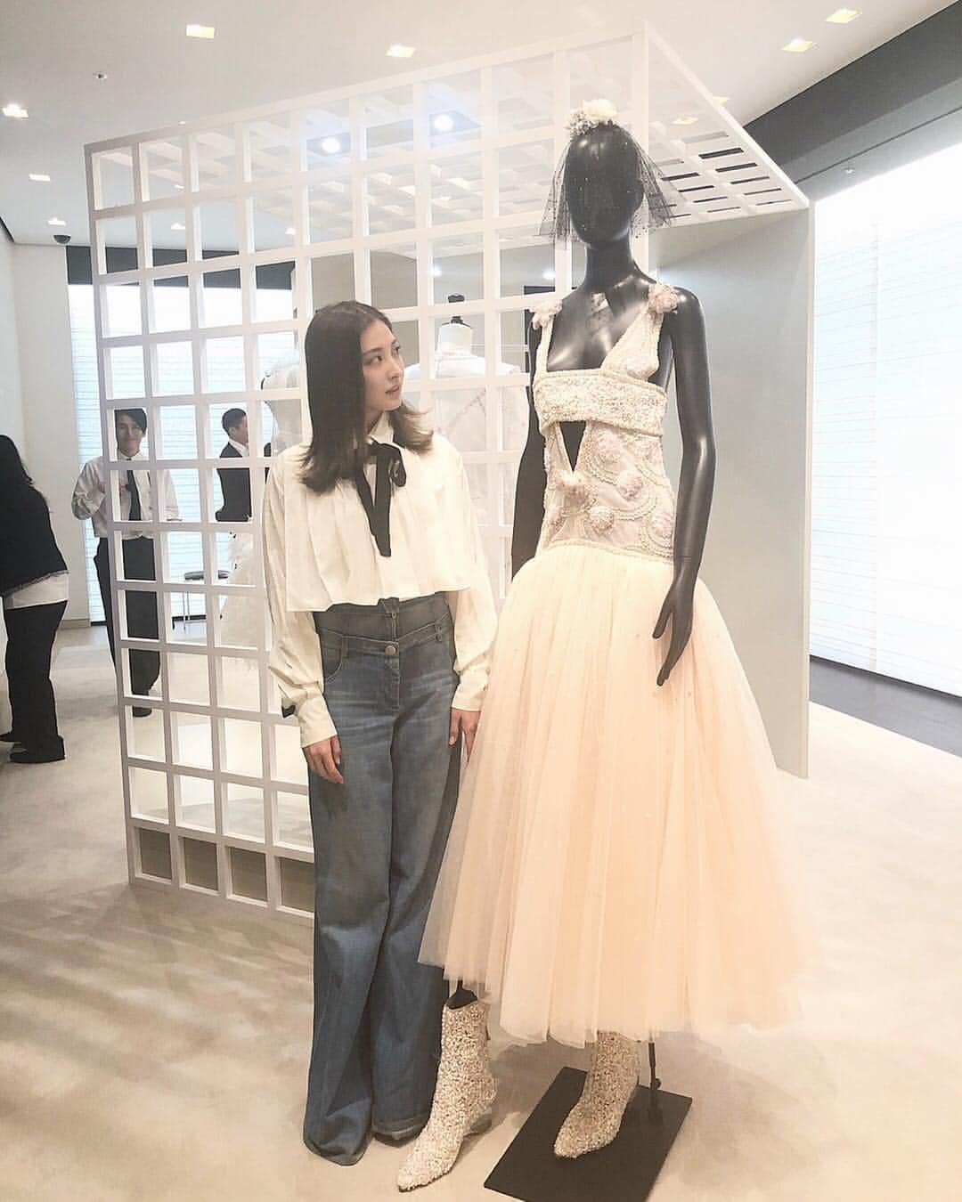 大石絵理のインスタグラム：「Chanel Girl 🎼🍋 #Hautecouture #dresses #exhibition #2018 #ericloset」