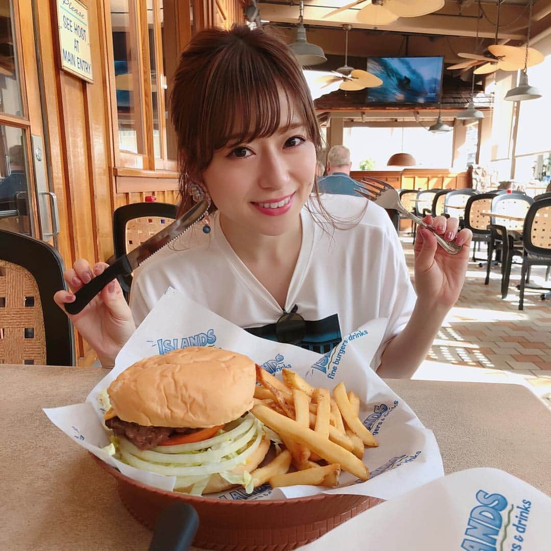 黒坂優香子さんのインスタグラム写真 - (黒坂優香子Instagram)「🍔🍟🌈🌺 たまに食べたくなるハンバーガー🍔  #ハワイの思い出シリーズ #母娘旅  #楽しかったなぁ」4月24日 20時33分 - yukakokurosaka0606