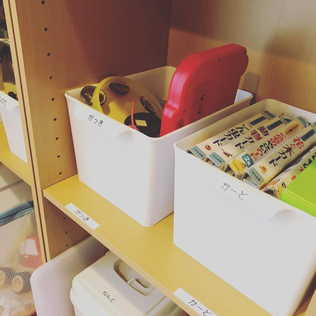 西口理恵子さんのインスタグラム写真 - (西口理恵子Instagram)「本日は大阪へ。 以前からのお客様宅の美人収納作業。 ５時間で ・おもちゃエリア ・階段下エリア ・洗面所の一部 ・キッチンの一部 を。 . . おもちゃエリアの写真公開をご快諾いただいたので ご紹介します。 . １枚目 ニトリのカラボ（可動棚！）を3個使って壁面におもちゃ収納棚を。 100円ショップで売っている、山田化学の白ボックスを使って おもちゃを種類にざっくり分けました。 このボックス、シンプルな形でサイズが絶妙。子供も持ちやすく、お気に入り。 . ２枚目 バスケットにも、棚板にも、 どちらにもラベリングするのがコツ。 モノの定位置が決まるとは、こういうことなんです。 . ３枚目 毎週図書館に行かれるので、 としょかんブースを作りました。 図書館用のトートバッグも横に掛けられます。 これで、図書館に返す本を探す手間がなくなります。 . . #西口理恵子 #美人収納 #図書館の本  #おもちゃ収納 #カラボ  #カラーボックス #ニトリ」4月24日 20時58分 - rieko_nishiguchi