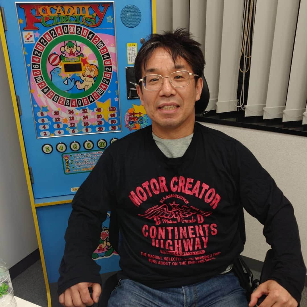 多根清史のインスタグラム：「ゲームセンターCXの挑戦部屋なう。課長の椅子に座ったよ！」