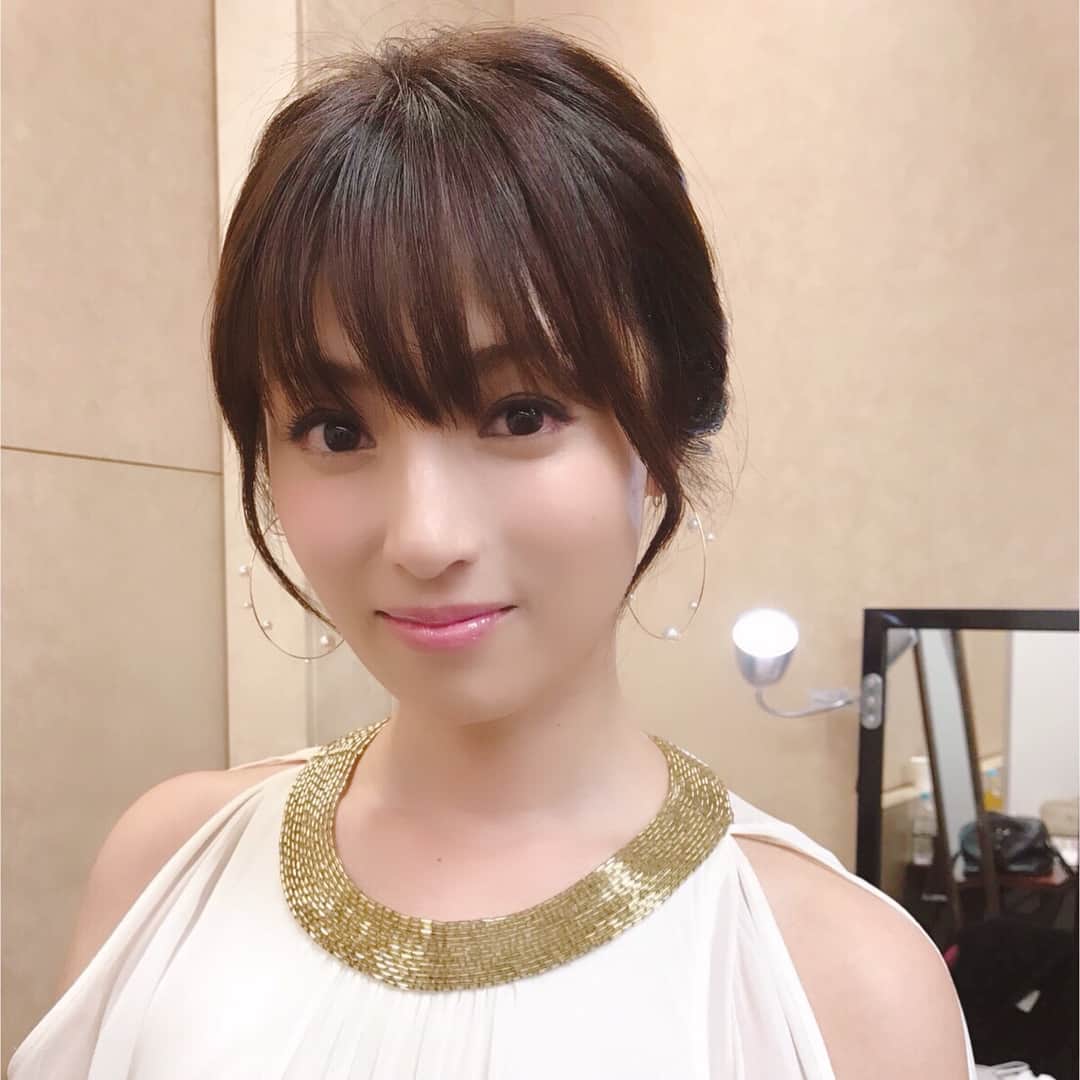 深田恭子のインスタグラム：「昨日は映画「空飛ぶタイヤ」の舞台挨拶でした⭐️久々に舞台上や沢山のお客様の前でお話して緊張しました🤫💕レッドカーペットも歩いたのですが皆様とハイタッチしたり握手をしたりいっぱい愛を頂いて嬉しかったのです😍‼️お越しくださいました方々ありがとう😢💕両サイドの猫は松竹さんのキャラクター？歌舞伎にゃんこだそうです🐱（1人できちんとお写真が恥ずかしくて置いたらなんだかもっと恥ずかしい奇妙な感じになってしまった気が....😅） #空飛ぶタイヤ #6月15日公開 #kyokofukada」