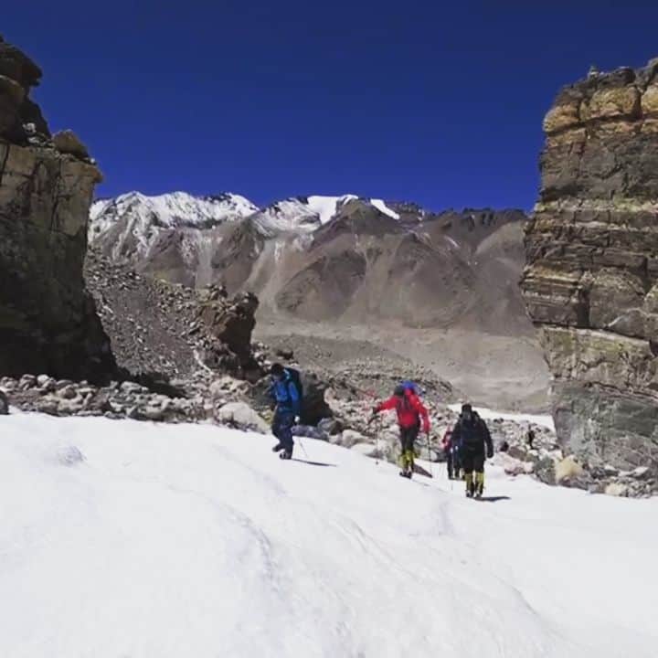 dac7summitsのインスタグラム：「エベレストBCにてトレーニング中です！ 高度も5000mを超え、酸素が薄くなってきたので、動きもゆったりです。 #エベレスト #Everest #ベースキャンプ #高所トレーニング #トレーニング #training #登山 #セブンサミッツ #sevensummits #雪山 #絶景 #companyproject」