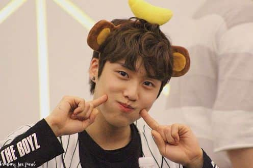 ジェイコブのインスタグラム：「the cutest little bear🤧💞 -Admin Hyun ☆ 180421 Ilsan Fansign © Kraving for JACOB」