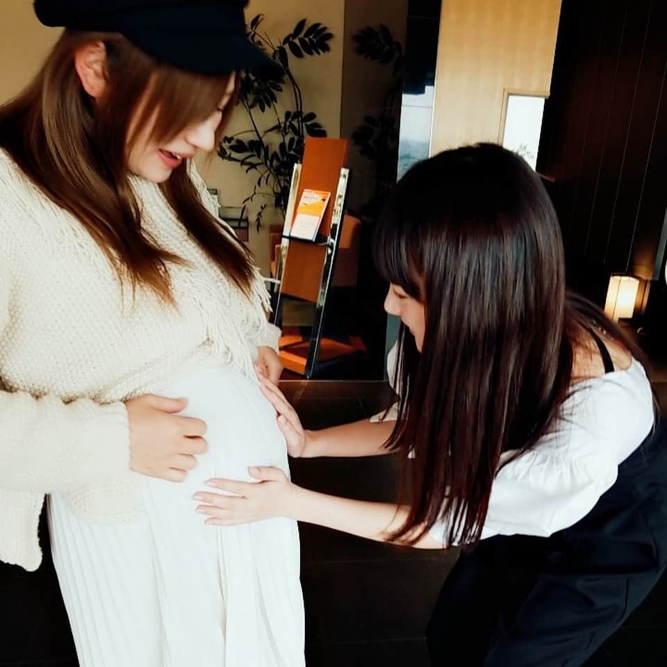 浜田翔子さんのインスタグラム写真 - (浜田翔子Instagram)「#ひょっこりはん  #妊婦ゆずぽんからのしょっこりはん。 #ゆずこしょー #久々に会えて幸せの図 #あと少しかな。。次はママになってるかな💛 #お腹もビックリだけどパイパイもしっかり拝む。」4月24日 15時51分 - shoko_hamada